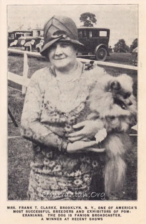 Mme Frank T. Clarke et Pomeranian Fanion Broadcaster